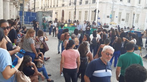 [Servidores públicos da prefeitura protestam por reajuste salarial ]