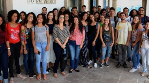 [Câmara de Salvador recebe visita de alunos da Ufba]