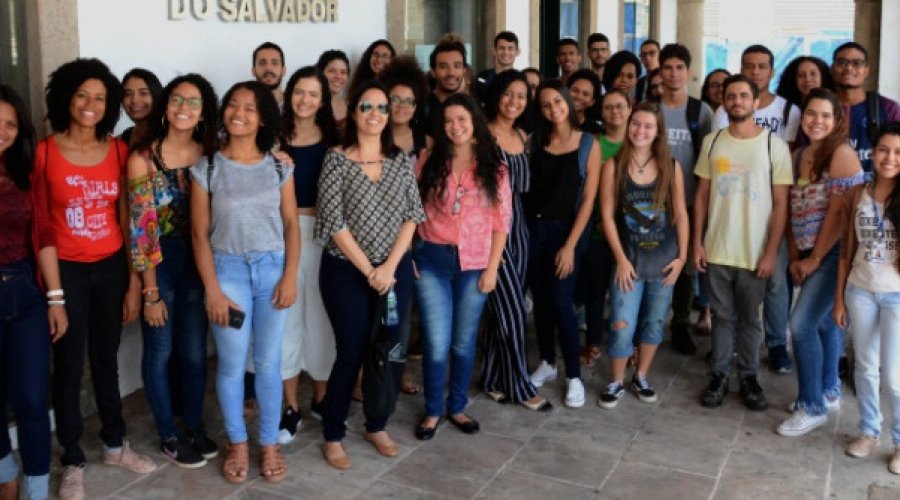 [Câmara de Salvador recebe visita de alunos da Ufba]