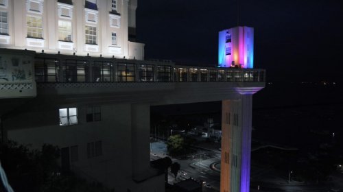 [Elevador Lacerda recebe iluminação nas cores da bandeira LGBT neste domingo (22)]