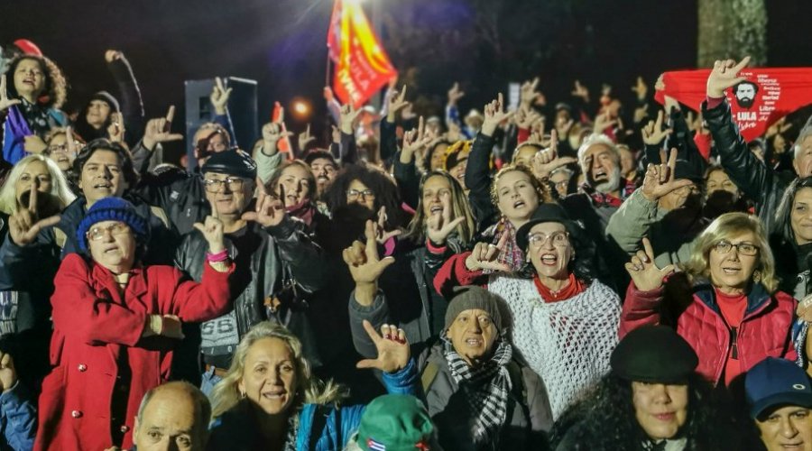 [Vencedores do bolão da Mega-Sena vão fazer doações para a Vigília Lula Livre]