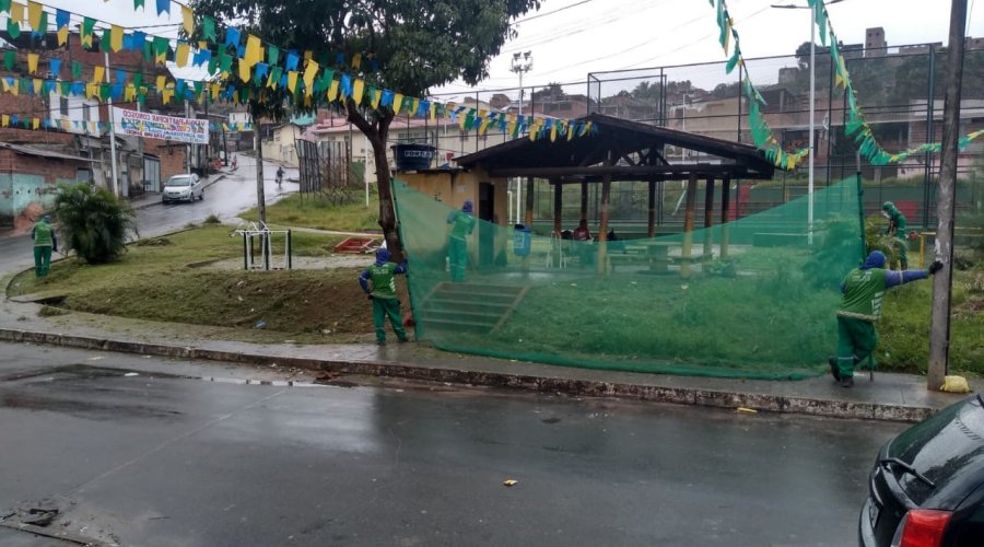 [LIMPURB realiza serviço em praça de Nova Constituinte]