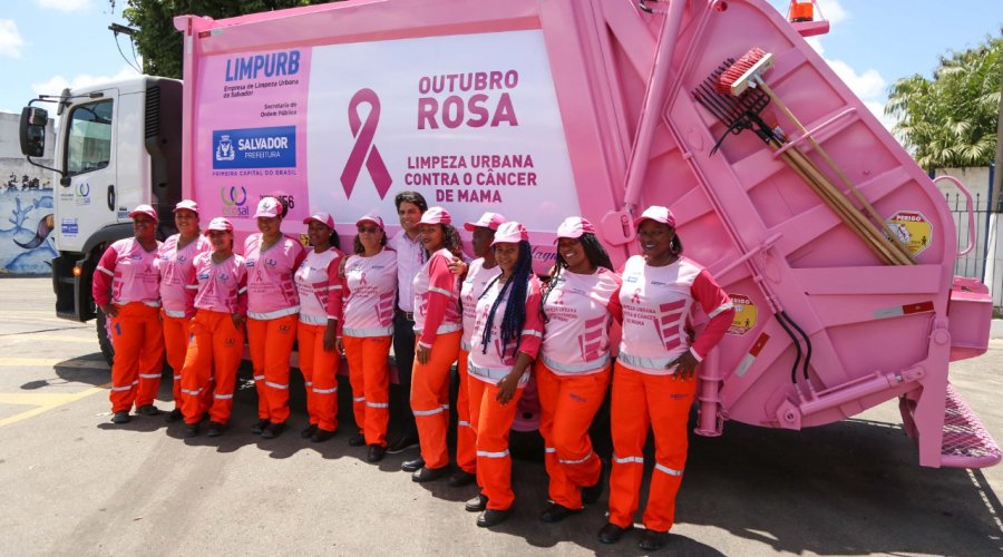 [Outubro rosa: Limpurb adere à campanha e personaliza compactadores]