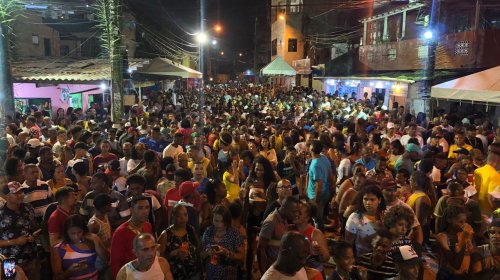 [Banda Afro Olodum agita multidão em Pernambués]