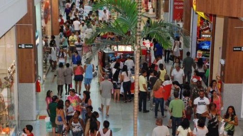 [Confira o que abre e o que fecha em Salvador no feriado de amanhã]