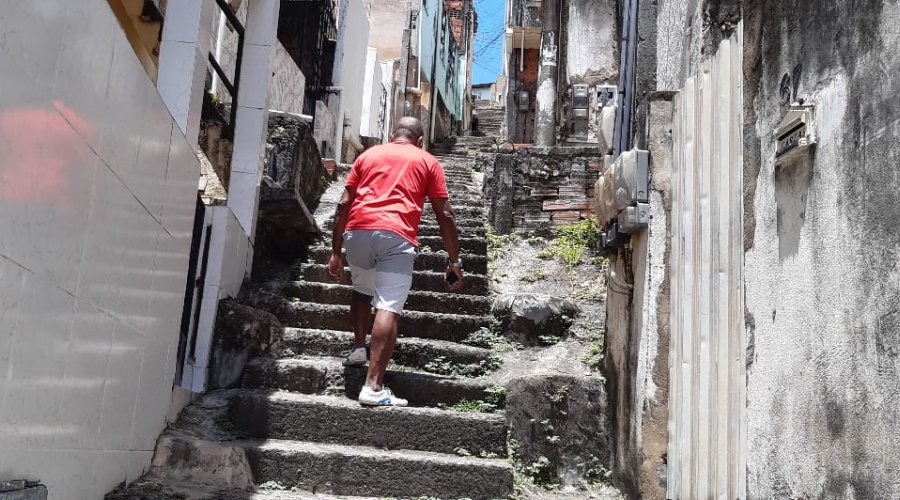 [Moradores pedem corrimão e reforma de escadaria em rua de Pernambués]