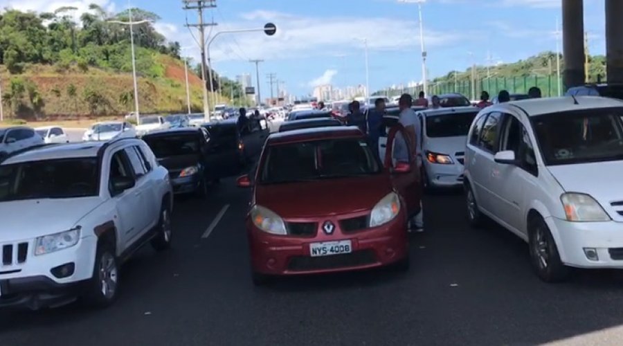 [Protesto: Motoristas de aplicativos fazem carreata na Avenida Paralela]