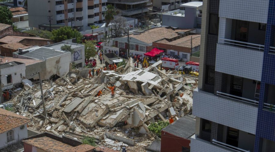 [Bombeiros confirmam terceira morte em desabamento em Fortaleza]