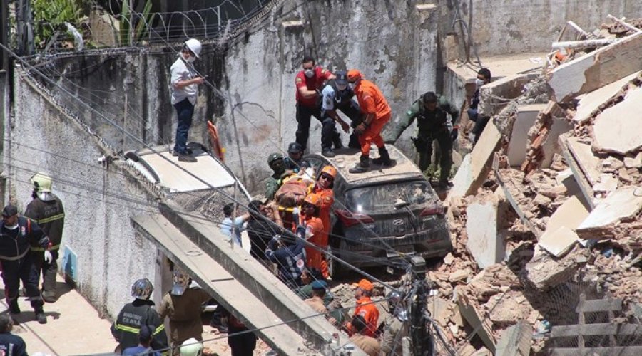 [Sobe para 5 o número de mortes em desabamento de prédio em Fortaleza]