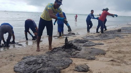 [Manchas de óleo reaparecem em Pernambuco e devem chegar a Porto de Galinhas]