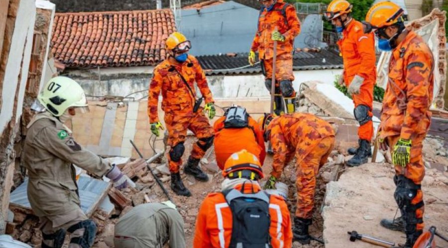 [Bombeiros encontram corpo de 8ª vítima de desabamento em Fortaleza]