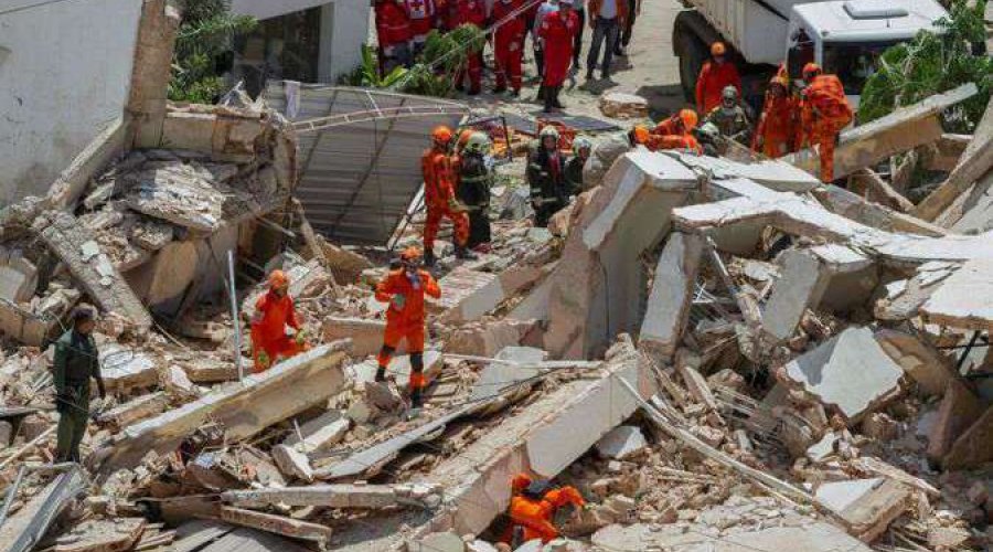 [Bombeiros encontram corpo de 9ª vítima de desabamento em Fortaleza]