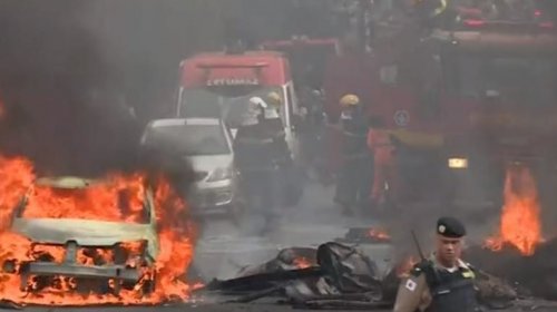 [Avião de pequeno porte cai sobre carros e deixa três mortos em Belo Horizonte]