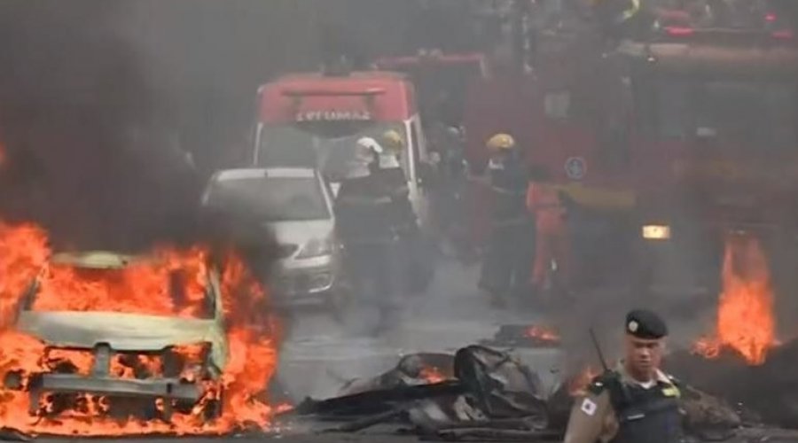 [Avião de pequeno porte cai sobre carros e deixa três mortos em Belo Horizonte]