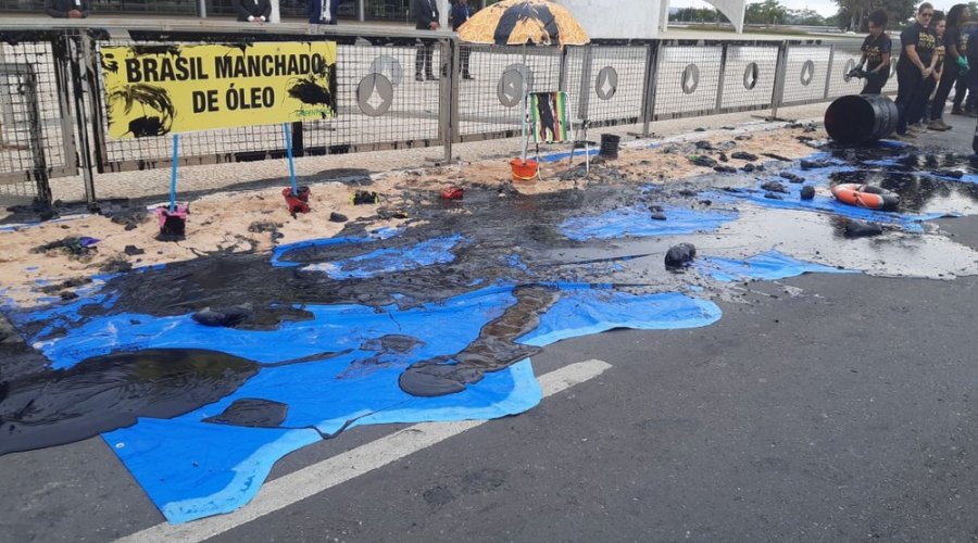 [Protesto: Ativistas jogam tinta preta no Planalto em manifestação contra vazamento de óleo]