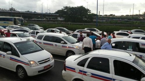 [Taxistas fazem carreata pedindo manutenção de 18 vetos na lei que regulamentou transporte por...]