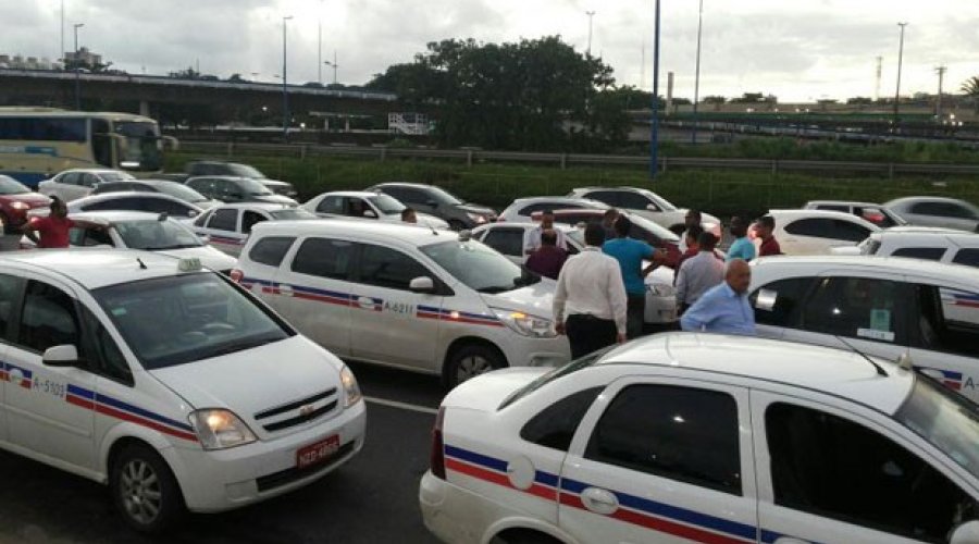 [Taxistas fazem carreata pedindo manutenção de 18 vetos na lei que regulamentou transporte por aplicativos ]