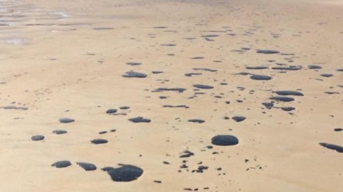 [Manchas de óleo chegam à Praia do Norte, em Ilhéus]