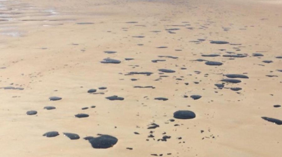 [Manchas de óleo chegam à Praia do Norte, em Ilhéus]
