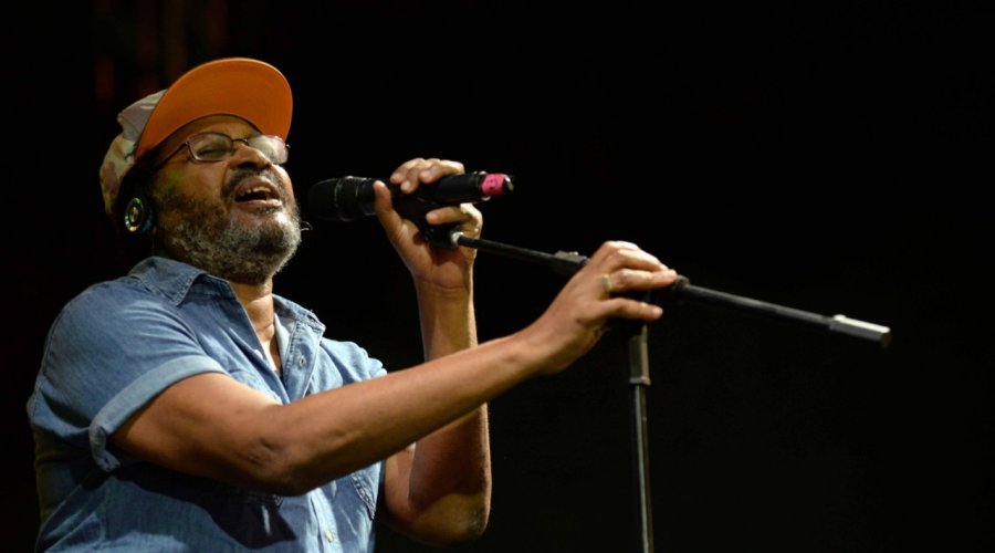 [Comércio recebe shows de Àttøøxxá, Márcia Castro e Edson Gomes no fim de semana]