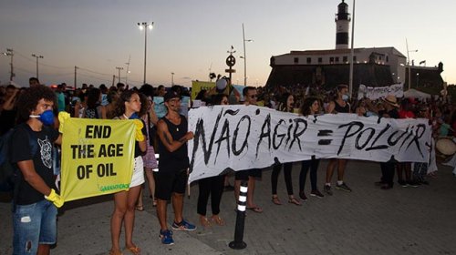 [Ato no Farol da Barra reúne manifestantes em protesto contra óleo que atinge praias do Nordest...]