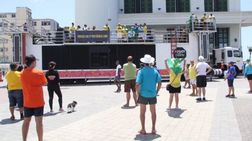 [Manifestação a favor reúne menos de 30 pessoas no Farol da Barra]