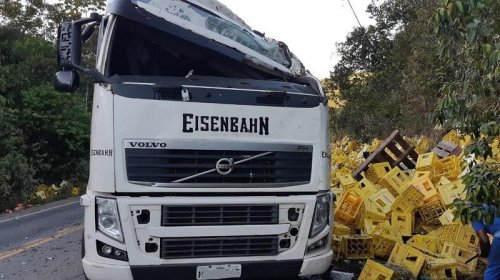 [Cervejas são saqueadas após caminhão tombar na Br-101]