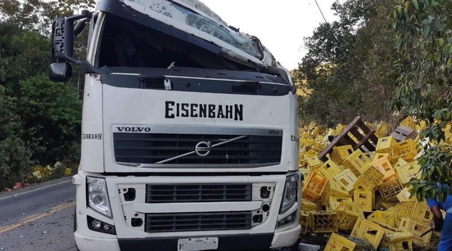 [Cervejas são saqueadas após caminhão tombar na Br-101]