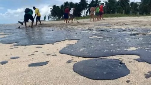 [Manchas de óleo voltam a aparecer no Rio Vermelho e novo mutirão é marcado]