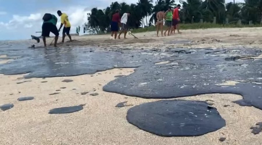 [Manchas de óleo voltam a aparecer no Rio Vermelho e novo mutirão é marcado]