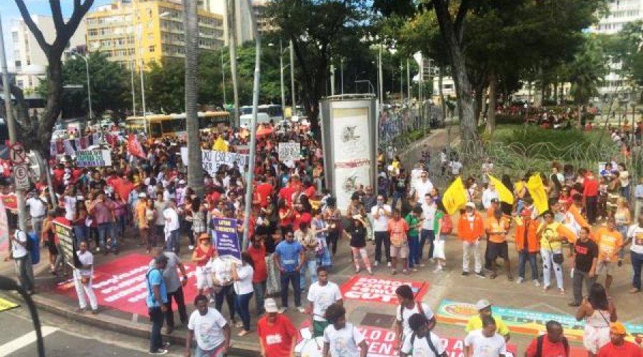 [Manifestantes vão às ruas contra AI-5 citado por Eduardo Bolsonaro]