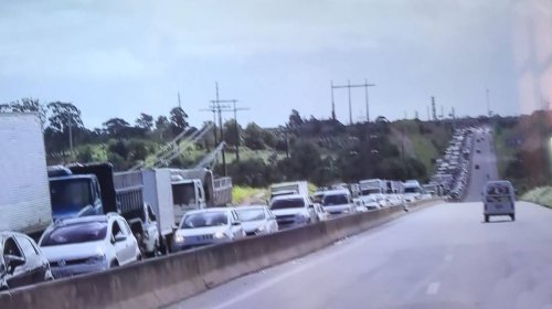 [Caminhoneiros fazem protesto e seguem em passeata em Salvador e RMS]