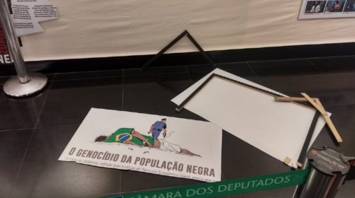 [Deputado do PSL destrói quadro de exposição contra genocídio negro]