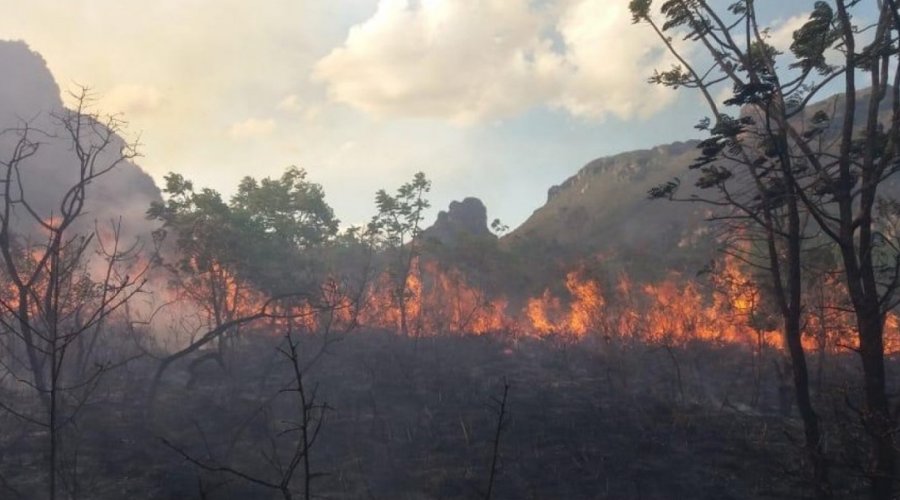 [Incêndio atinge Vale dos Três Morros, na Chapada Diamantina]