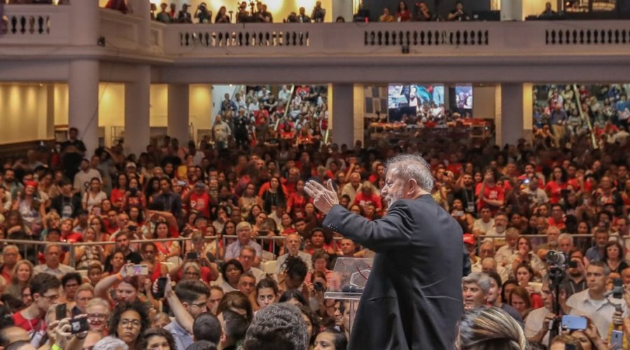 [Em Congresso do PT, Lula defende polarização e rejeita equiparação a Bolsonaro]