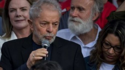 [Lula critica Bolsonaro e diz: “Parece que enfiaram o Brasil numa máquina do tempo e nos enviar...]