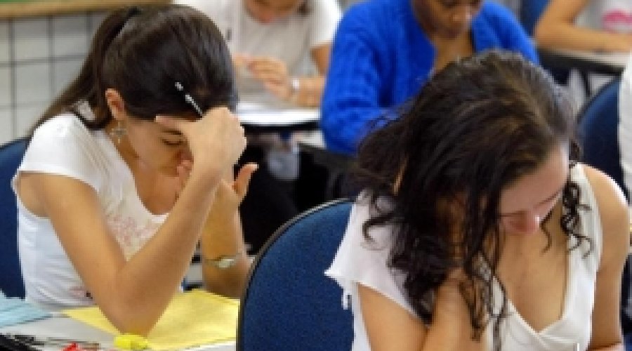 [Enade é aplicado neste domingo para cerca de 435 mil estudantes]