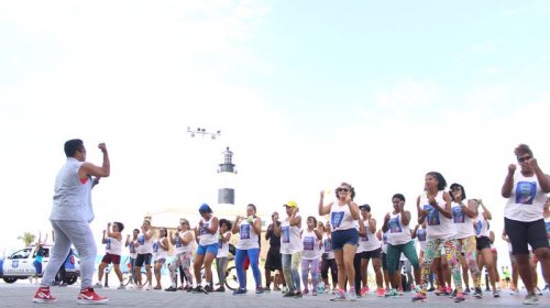 [Novembro Azul: Aulão de zumba incentiva moradores de Santa Cruz a prática de esportes]