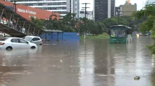 [Bairros chegam a acumular 120 milímetros de chuva em três horas]