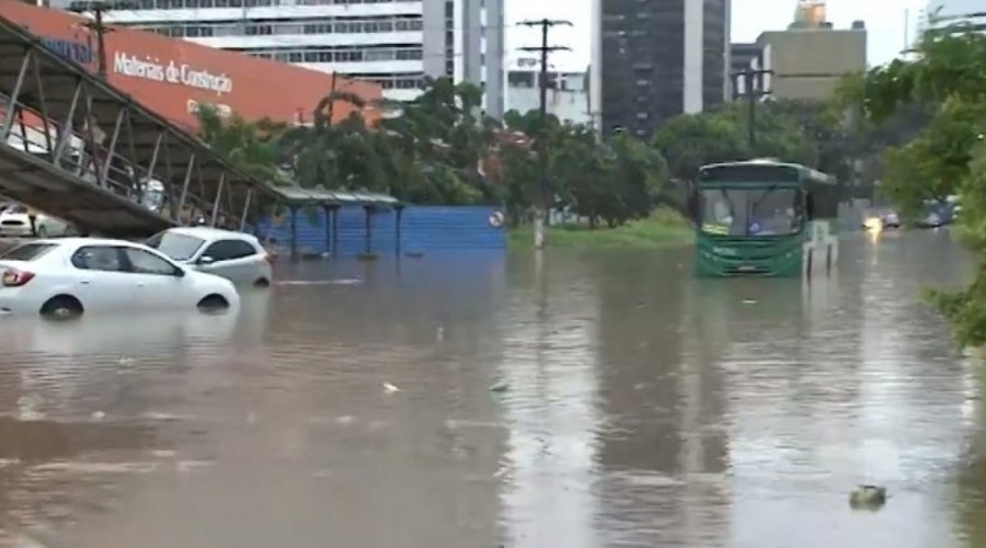 [Bairros chegam a acumular 120 milímetros de chuva em três horas]
