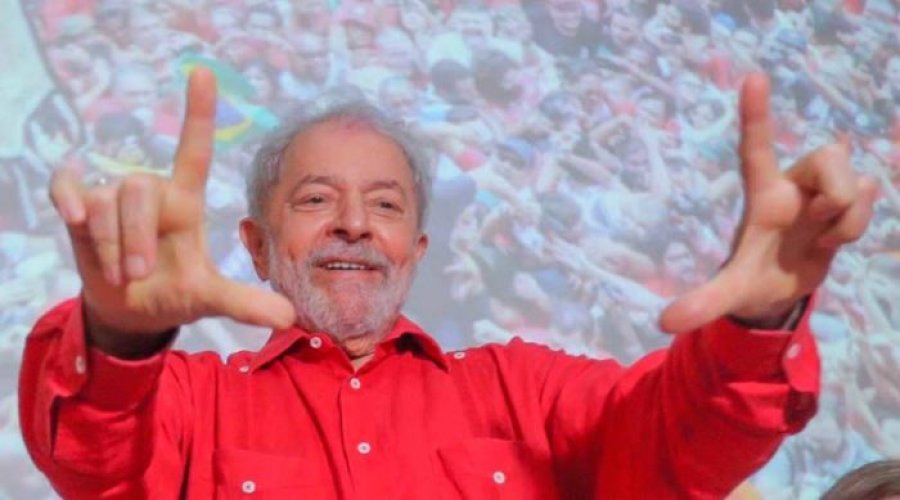 [“Se existe um partido identificado com a democracia no Brasil é o Partido dos Trabalhadores”, diz Lula]