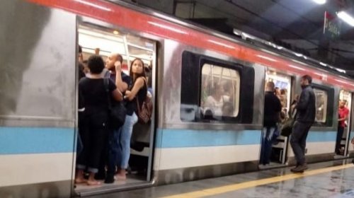 [Por conta da chuva, Estação Detran do metrô tem trens parados]