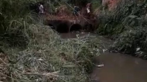 [Chuva alaga ruas em Pernambués ]