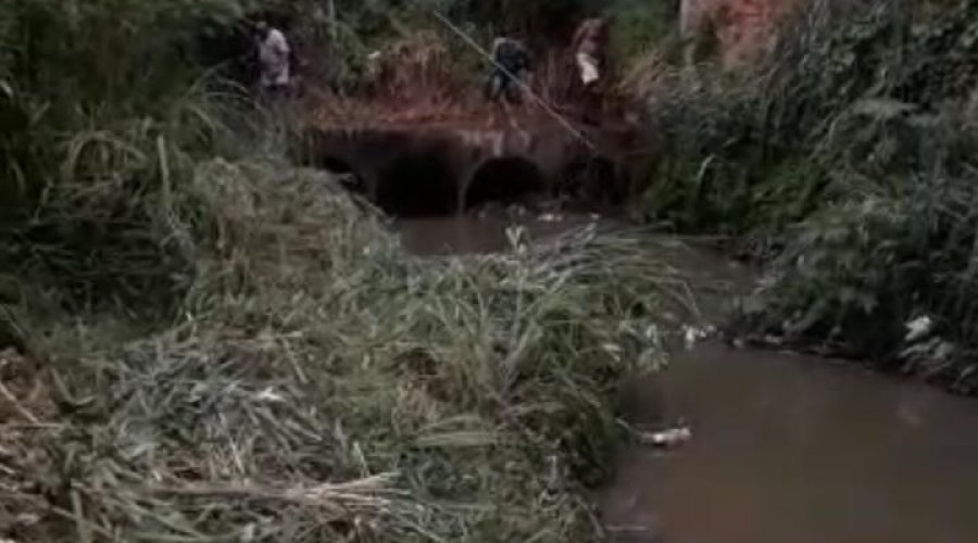 [Chuva alaga ruas em Pernambués ]