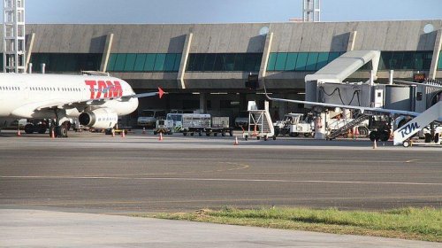 [Chuva desvia quatro voos que iriam pousar no aeroporto de Salvador]