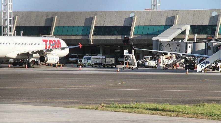 [Chuva desvia quatro voos que iriam pousar no aeroporto de Salvador]