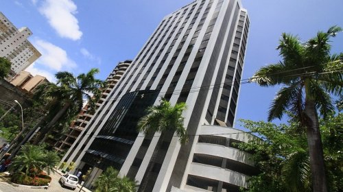 [Prédio comercial é atingido por incêndio na Avenida Garibaldi]
