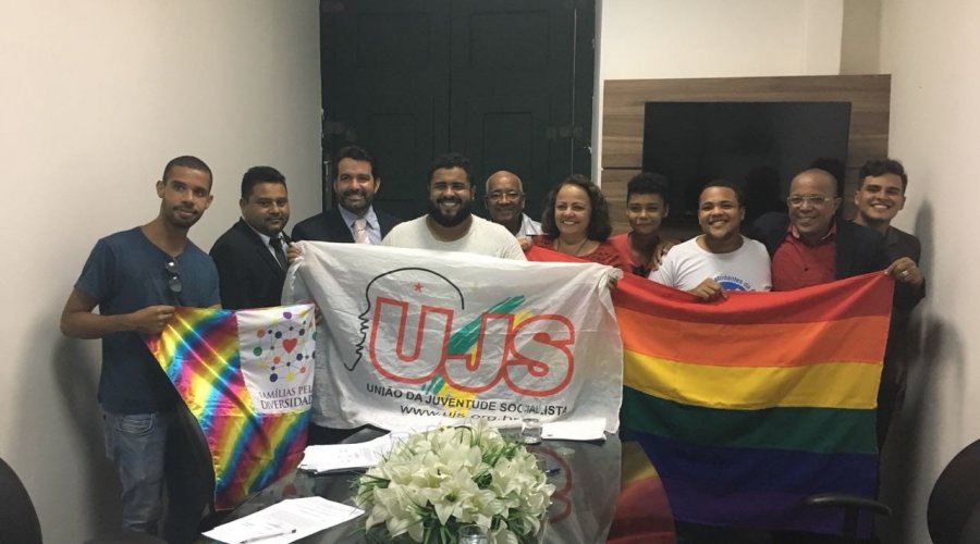 [Lei que pune estabelecimentos que praticarem homofobia é sancionada pelo prefeito]