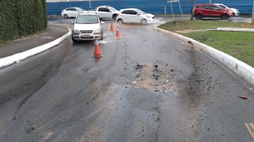 [Adutora rompe na ladeira da Santa Cruz e local está interditado]