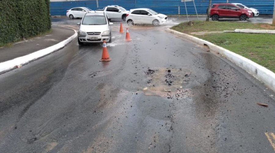 [Adutora rompe na ladeira da Santa Cruz e local está interditado]